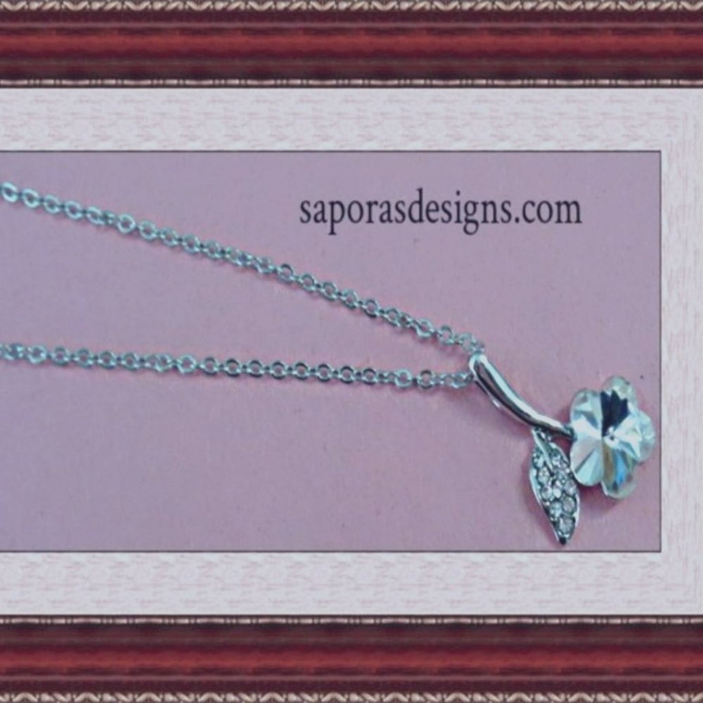 18KRP Clear Crystal Flower Design Necklace Classy & Simple